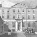 Grabado de Picadilly Street en el XIX que muestra una calle rodeada de viviendas por los tres lados, con una impresionante vivienda de la regencia al frente y unos hombres a caballo y otros dos andando por la calle, con un par más de personas en la imagen.