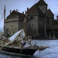 Fotograma de Remando al viento con los dos poetas en una barco destrozado por la tormenta y el Castillo de Chillon al fondo.