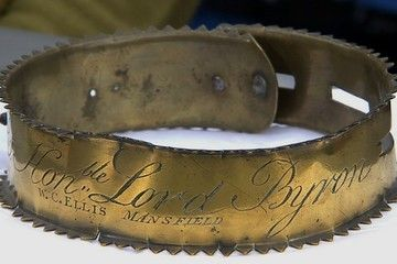 Collar de metal dorado con la inscripción Hon. Lord Byron y con los bordes punteados