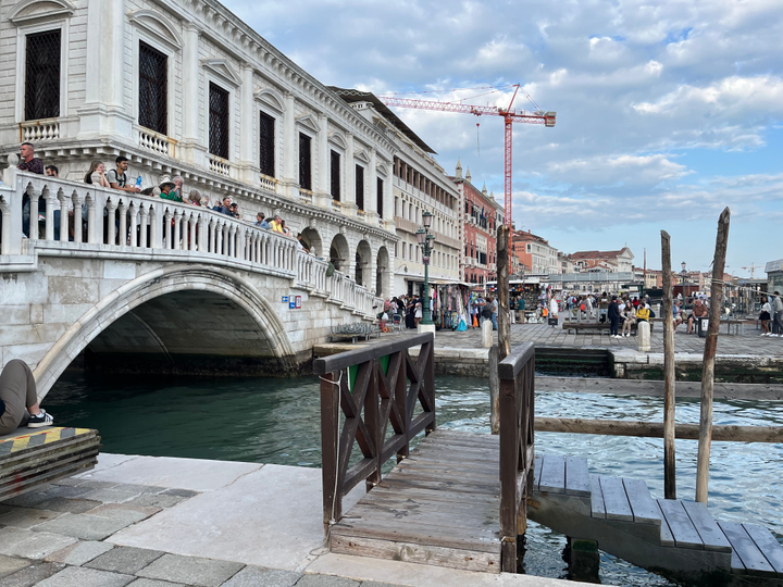 Fotografía del Ponte della Plagia sobre uno de los canales de Venecia