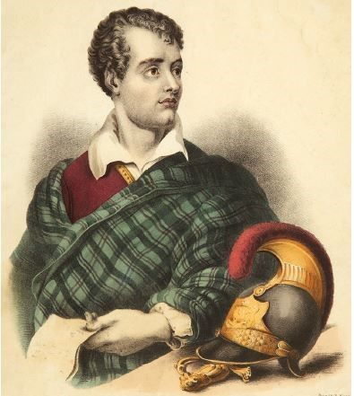 Grabado a color de Lord Byron mirando de perfil a su izquierda, con un casco negro, basado en la mitología griega, con decoraciones doradas y un penacho de plumas rojo.