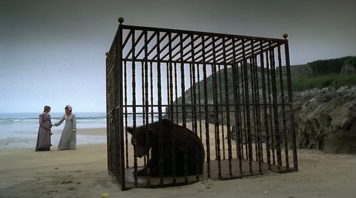 Imagen de un oso en una jaula en una playa, con dos mujeres vestidas de la época de la Regencia